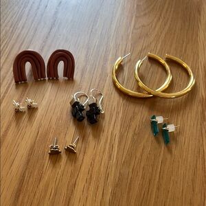Assorted set of contemporary earrings all in great condition!